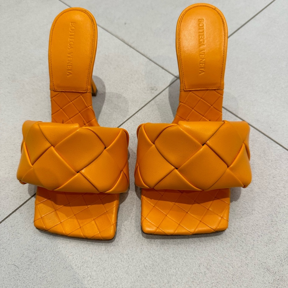 Bottega Lido Intrecciato Mule Sandals. Like new, heel 9 cm/3.5”.